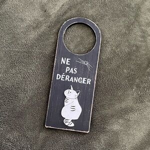 Black and white Door Hanger with Cat Design, en français do not disturb lol